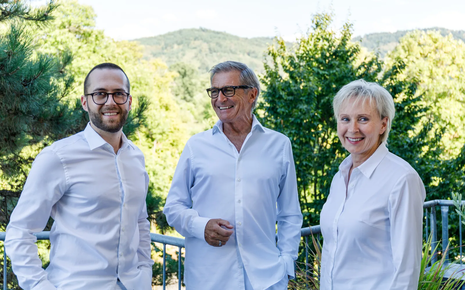 Dr. Sabine Rix, Dr. Hartmut Sillmanns und ZA Erik Sillmanns auf der Praxisterrasse – Unser Team